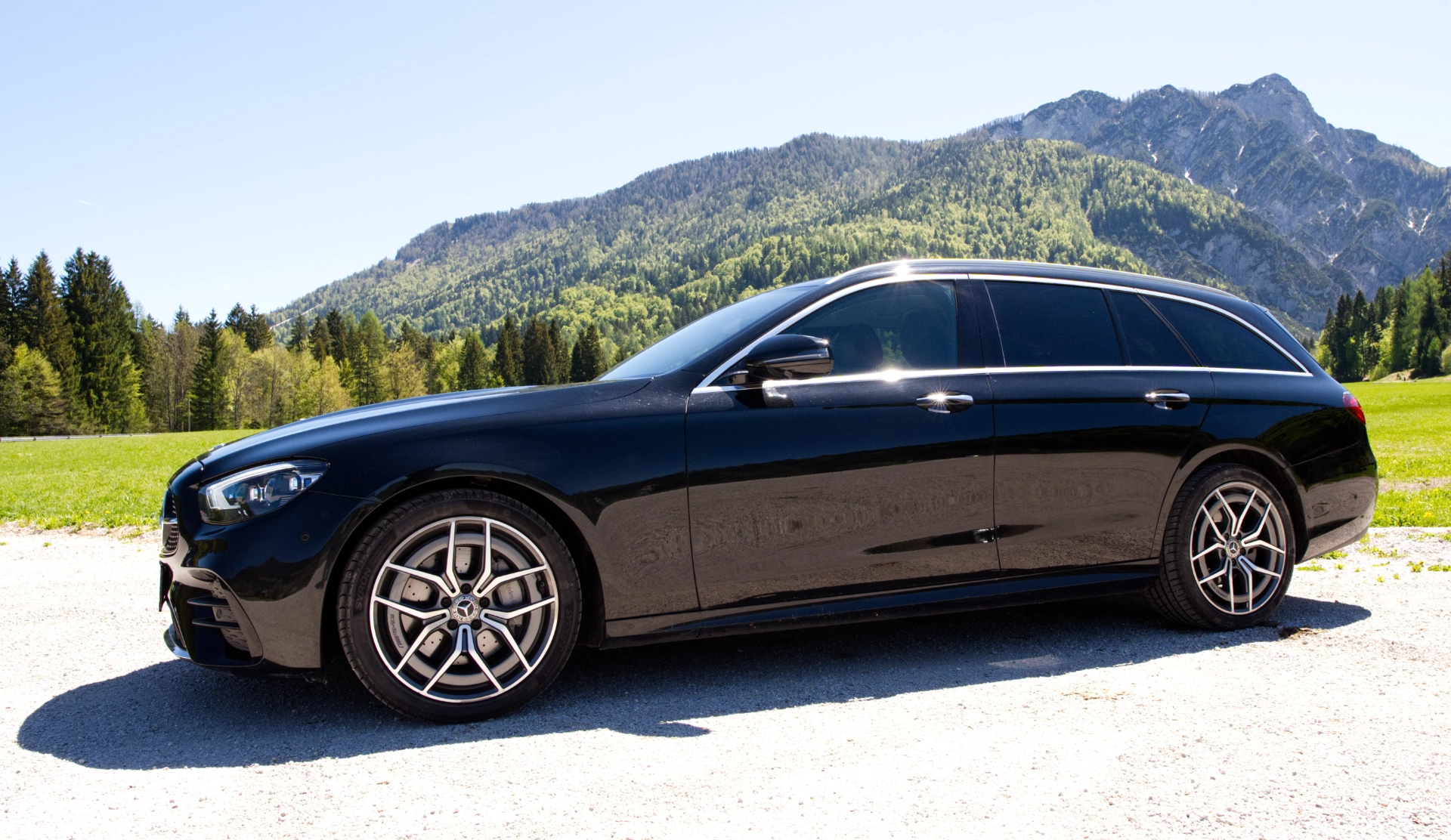 Črn Mercedes-Benz E-Class karavan za zasebne letališke prevoze Alpine Transfers v Kranjski Gori in na Bledu